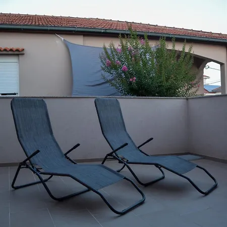 Dina 1 דירה פוסדריה